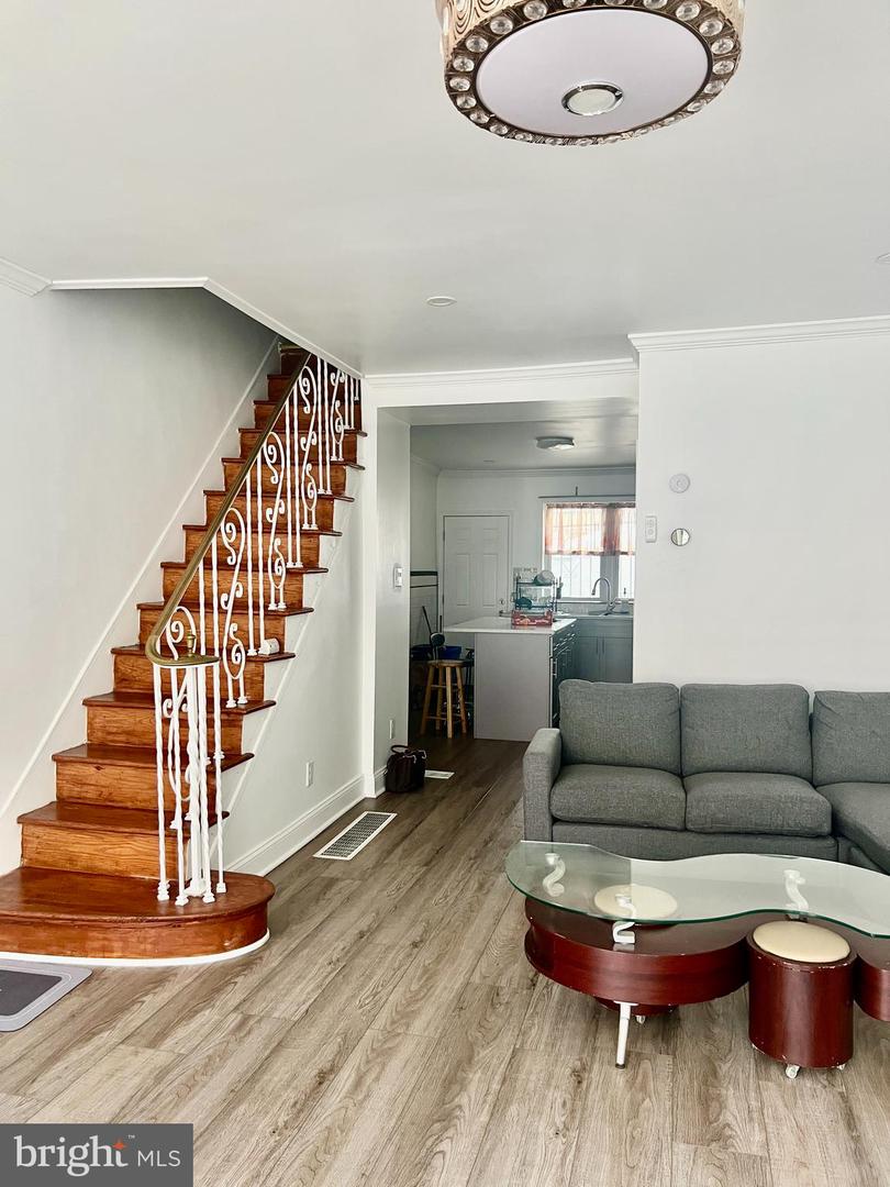 1719 S Chadwick St Property Photo 3