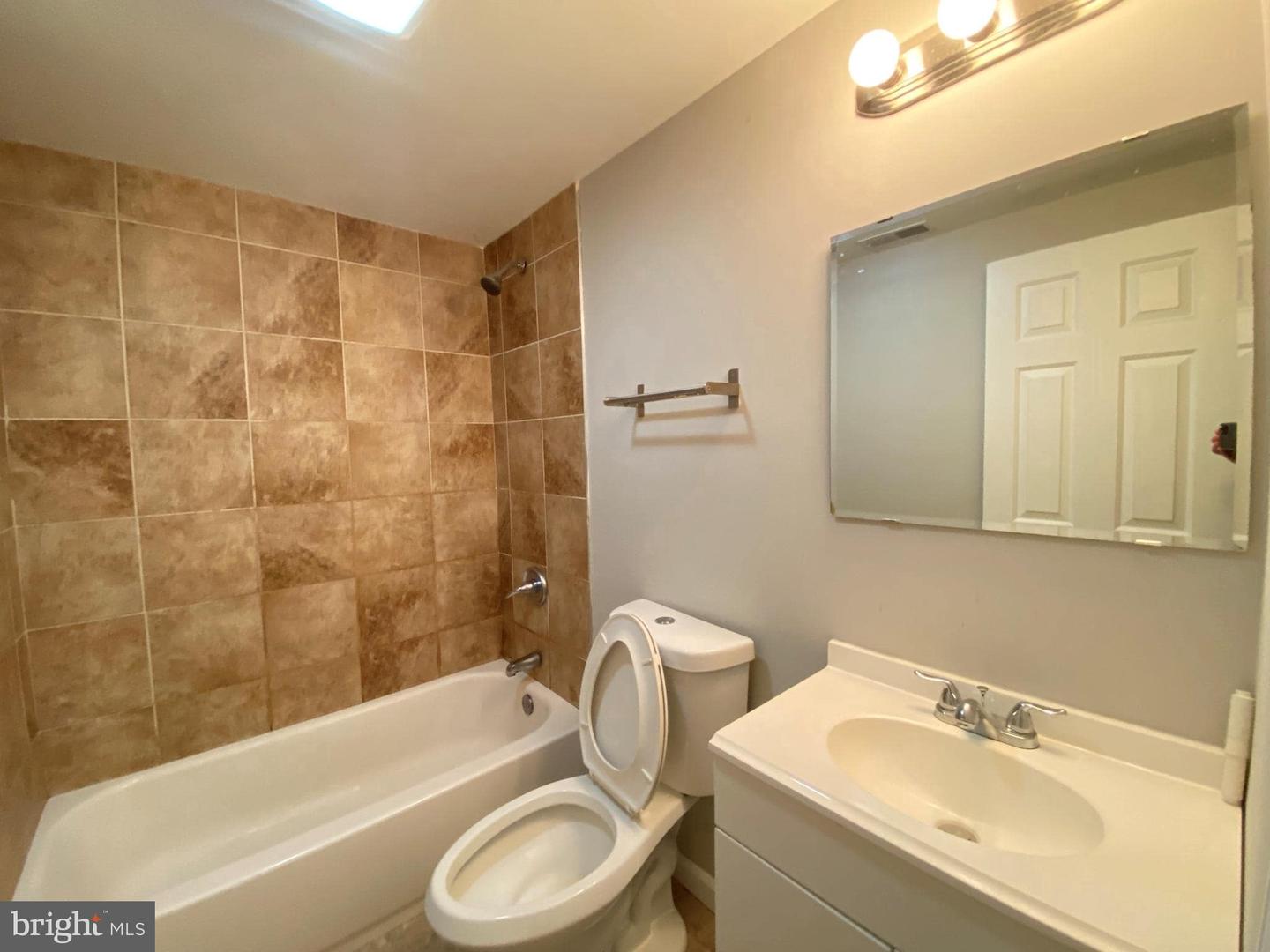 1811 Cecil B Moore Ave #c Property Photo 4
