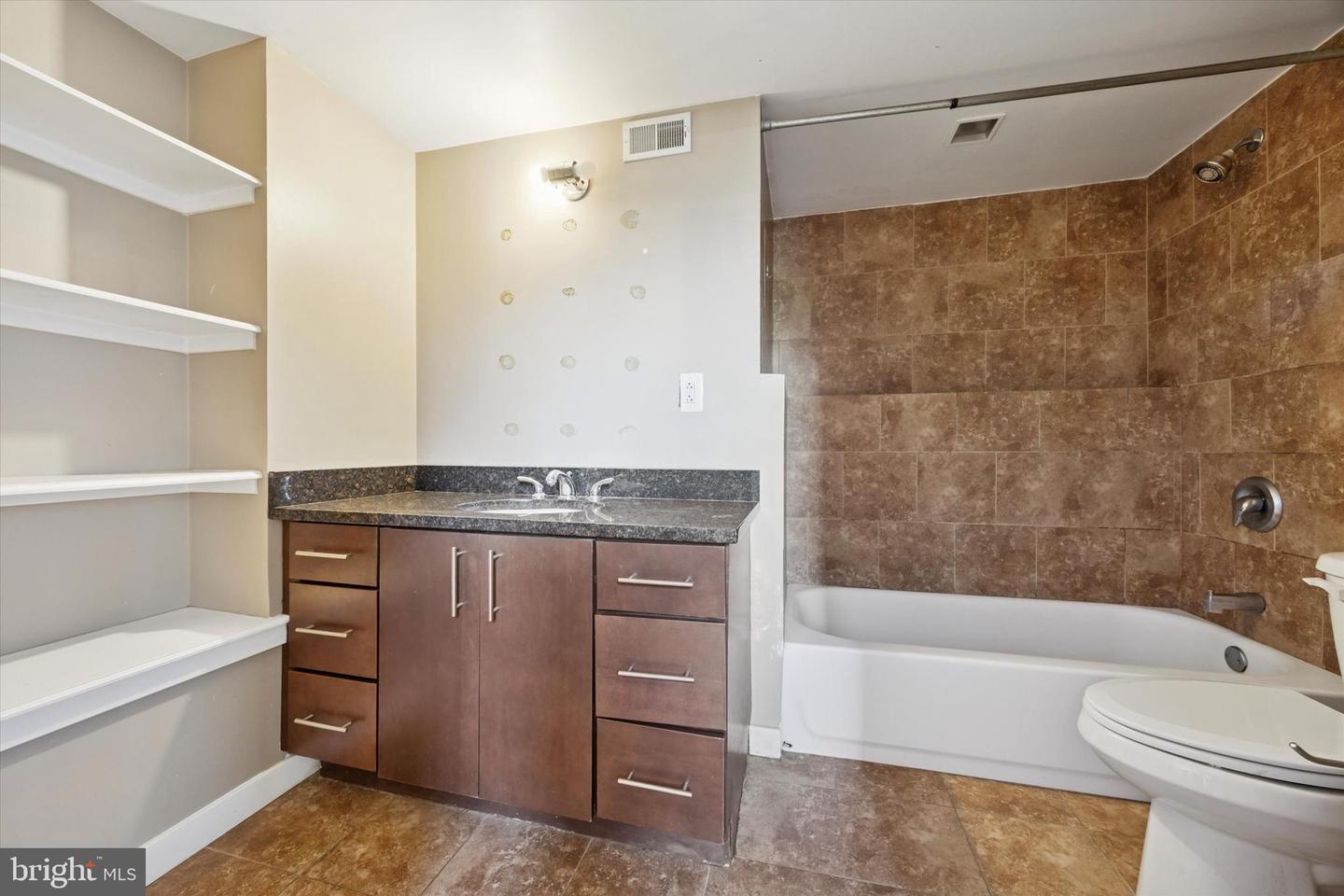 1201-15-15 Fitzwater St #204 Property Photo 9