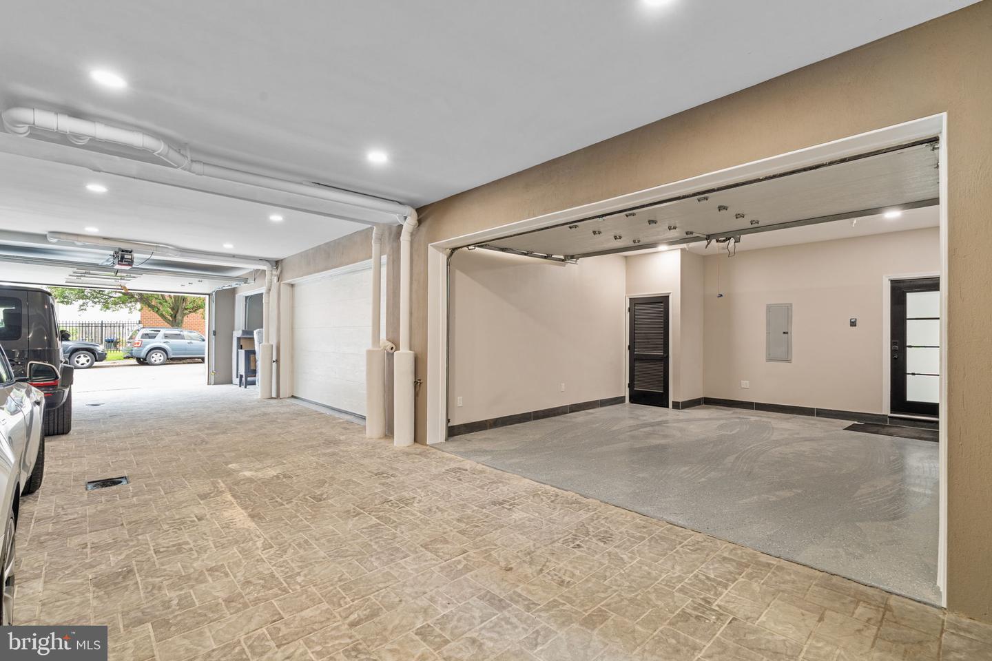 242 Montrose St Property Photo 3