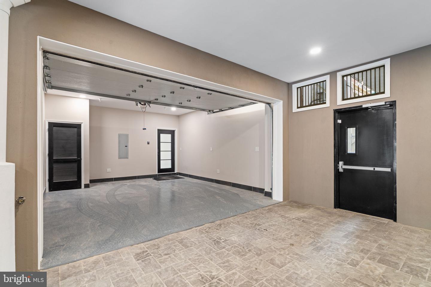242 Montrose St Property Photo 4