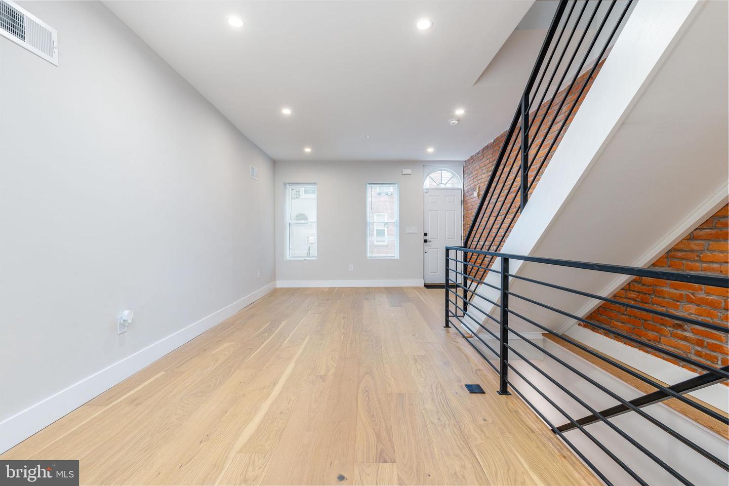 2433 W Seybert St Property Photo 11