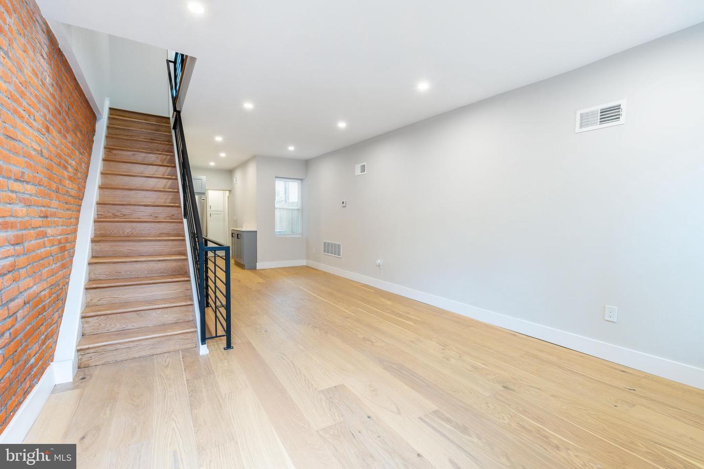 2433 W Seybert St Property Photo 12