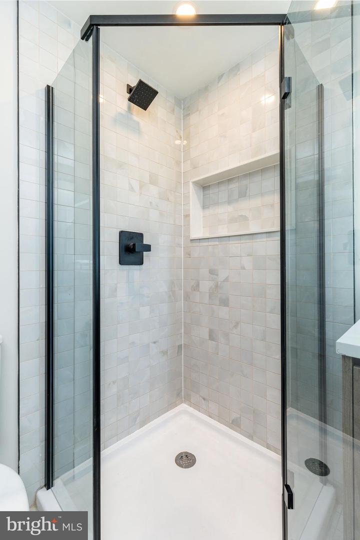 2433 W Seybert St Property Photo 17