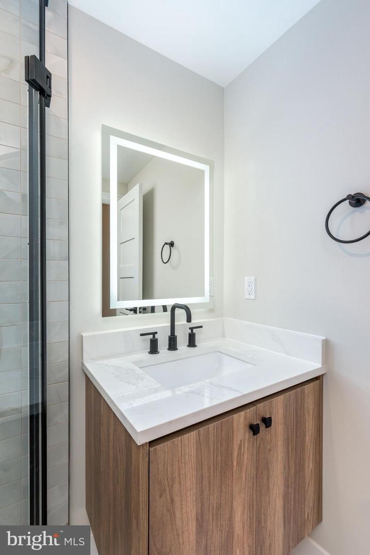 2433 W Seybert St Property Photo 18