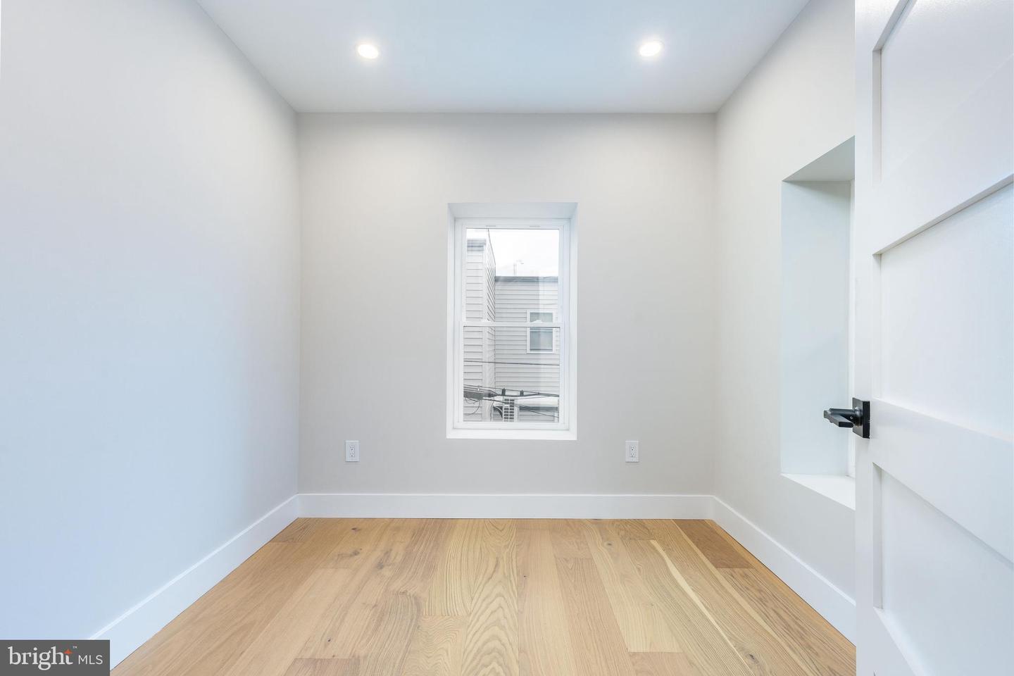 2433 W Seybert St Property Photo 19