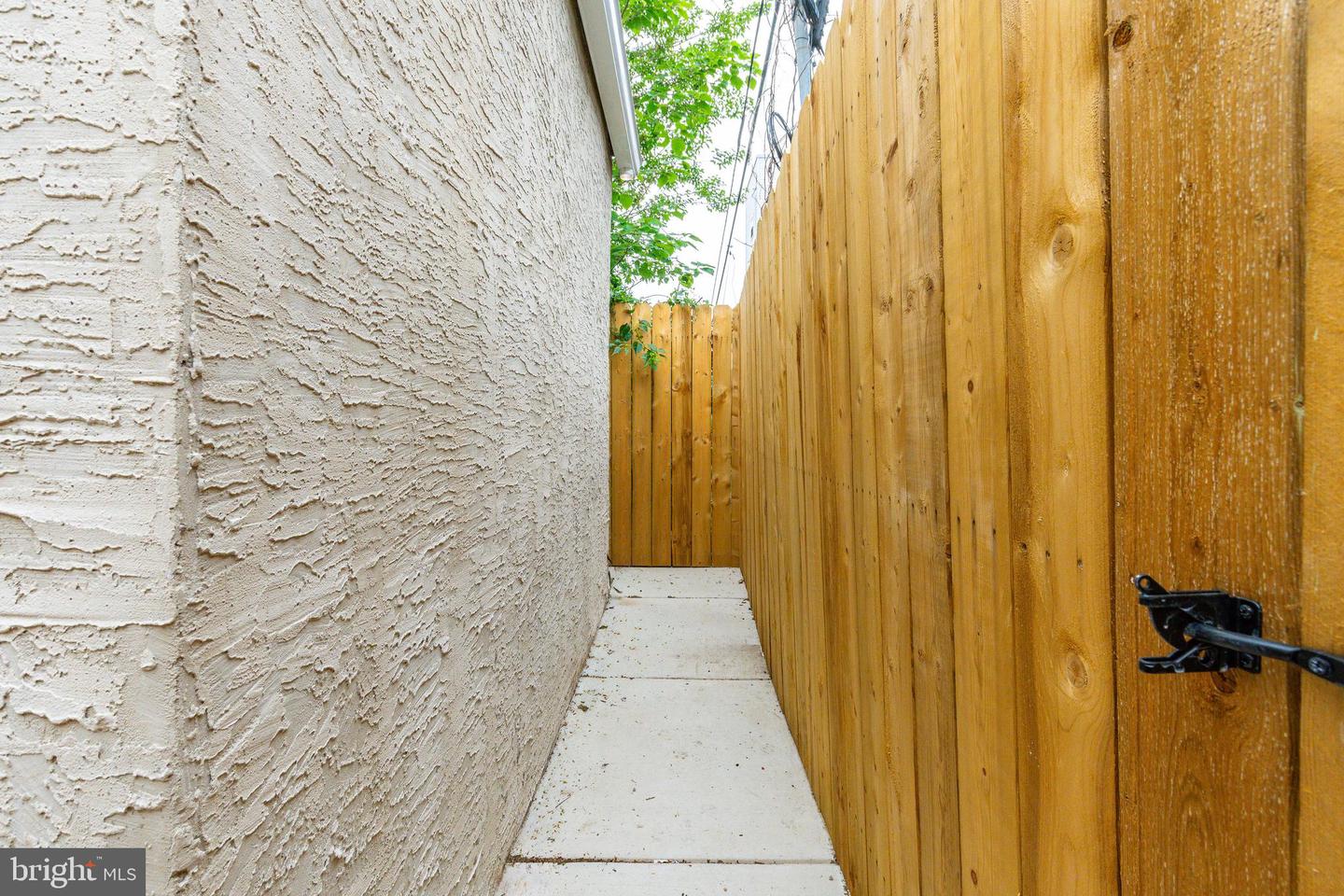 2433 W Seybert St Property Photo 31