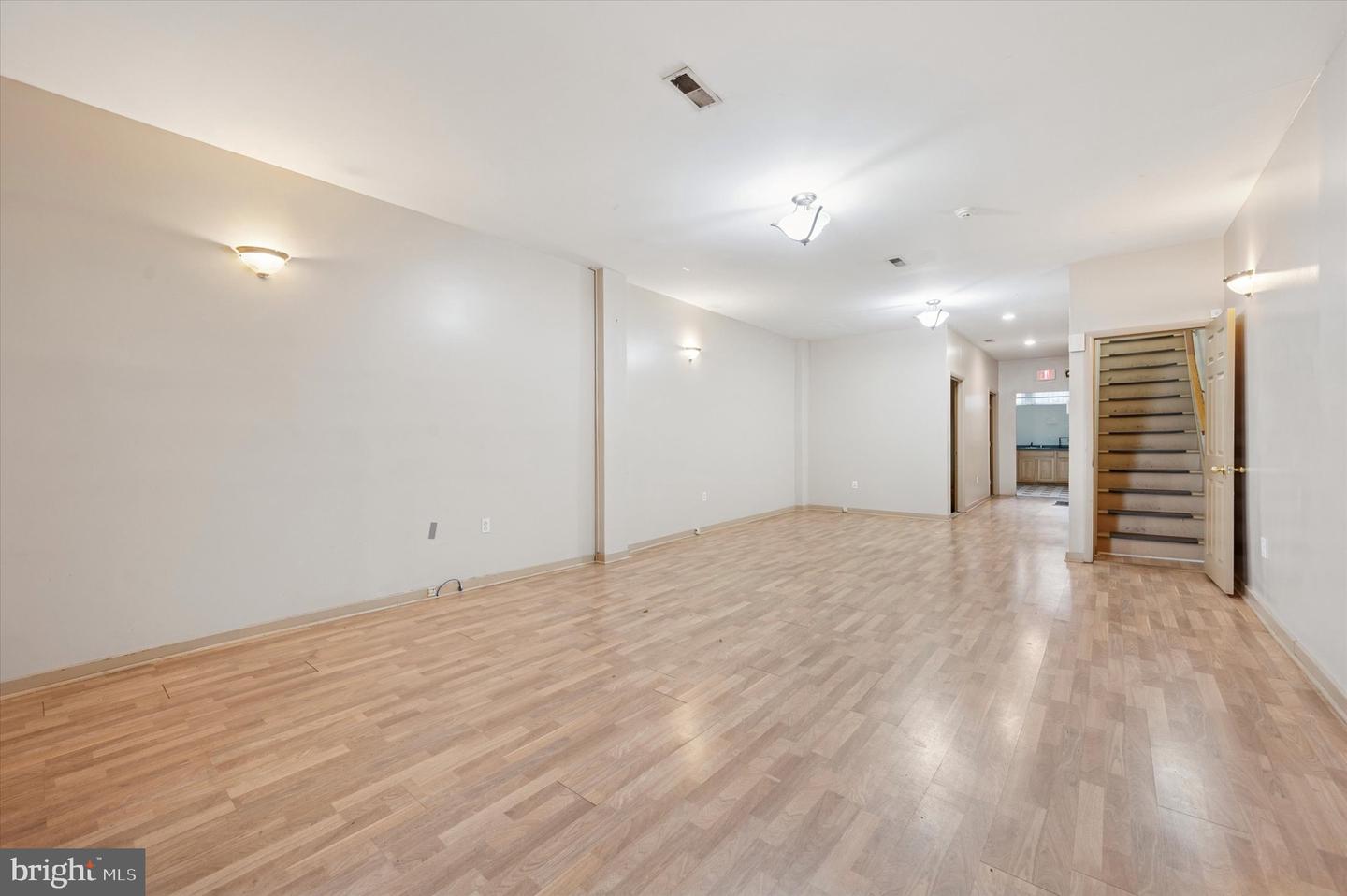 1444 Point Breeze Ave Property Photo 4