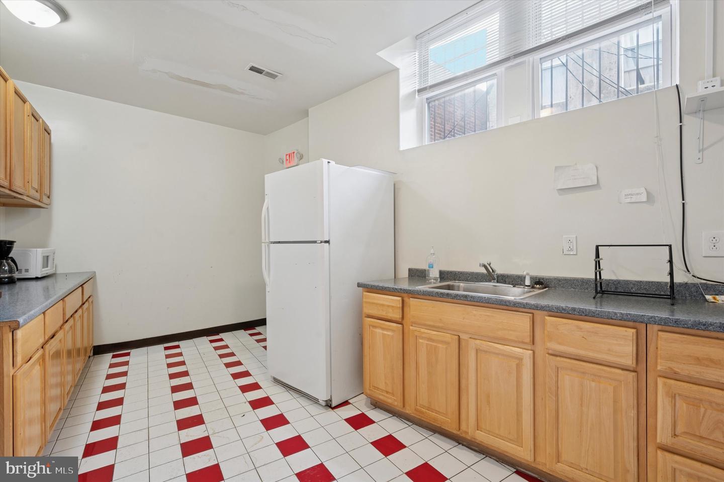 1444 Point Breeze Ave Property Photo 6