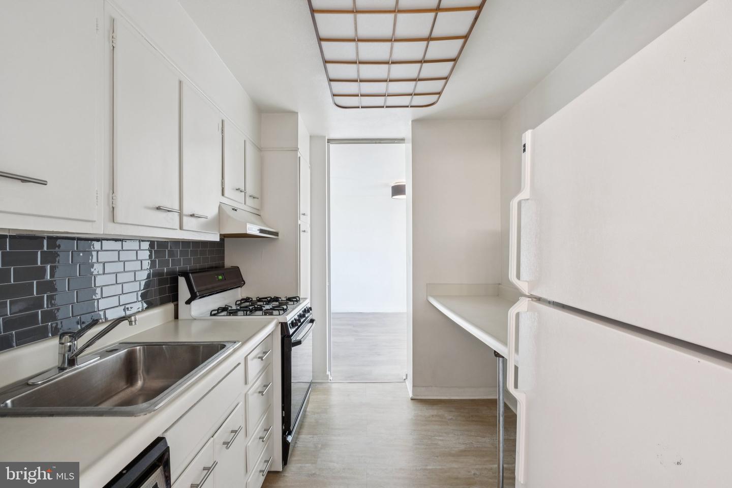 604-36 S Washington Sq #1505 Property Photo 4