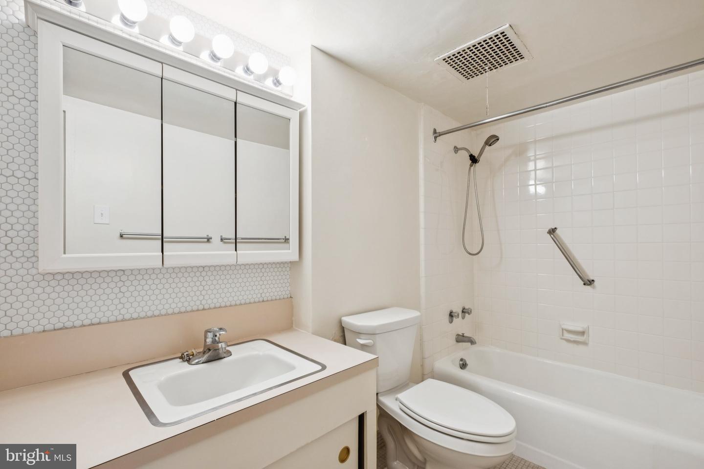 604-36 S Washington Sq #1505 Property Photo 10