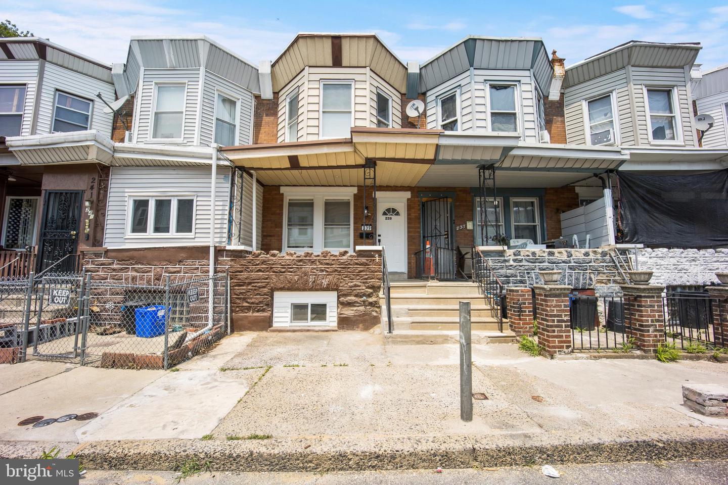 239 RUBICAM ST Property Photo 1