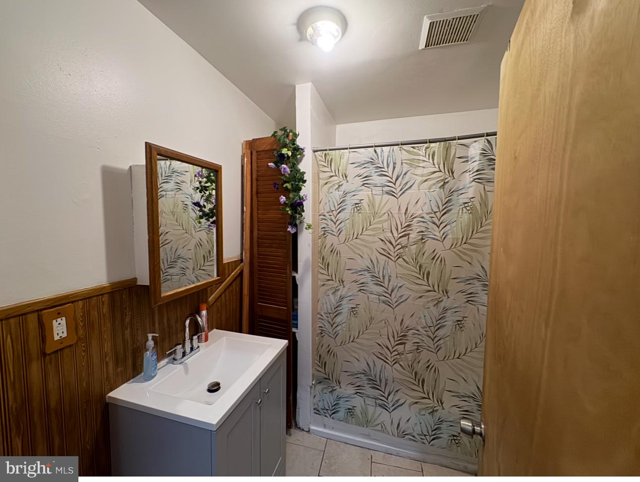 5345 Akron St Property Photo 5