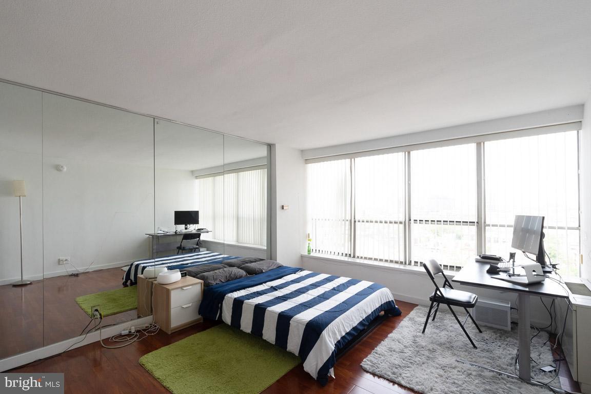 224-30 W RITTENHOUSE SQ #1915B Property Photo 1