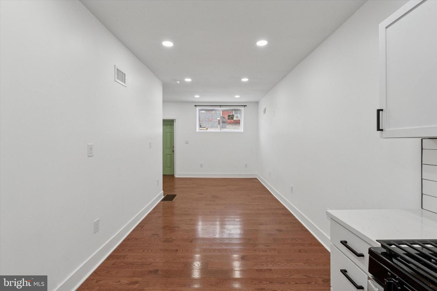 2538 W Oakdale St Property Photo 6