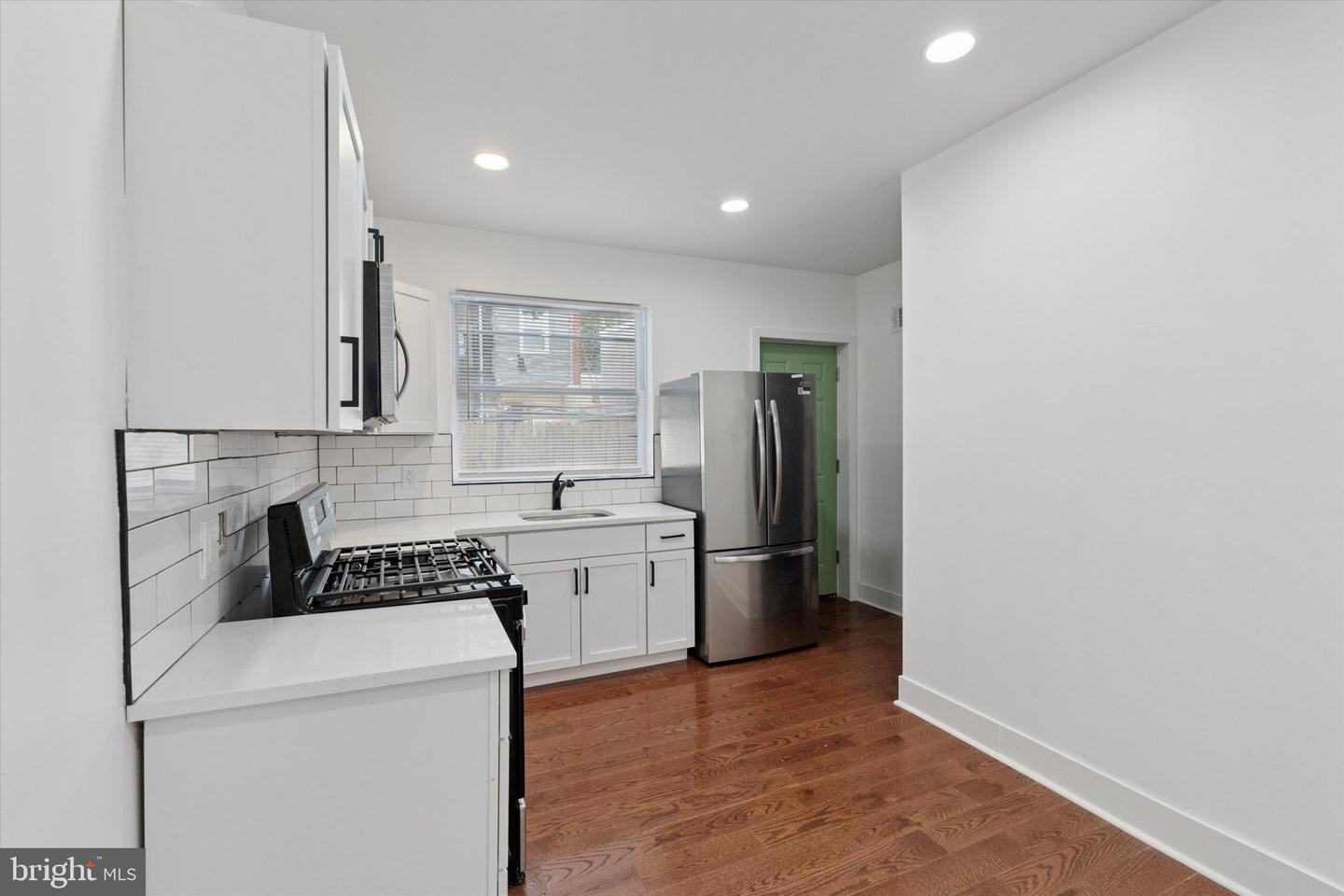 2538 W Oakdale St Property Photo 8