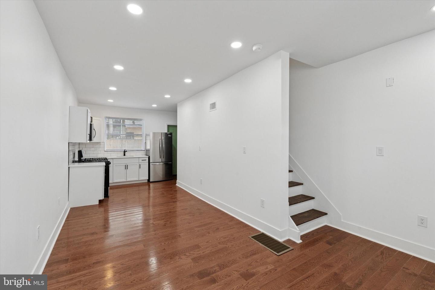 2538 W Oakdale St Property Photo 10