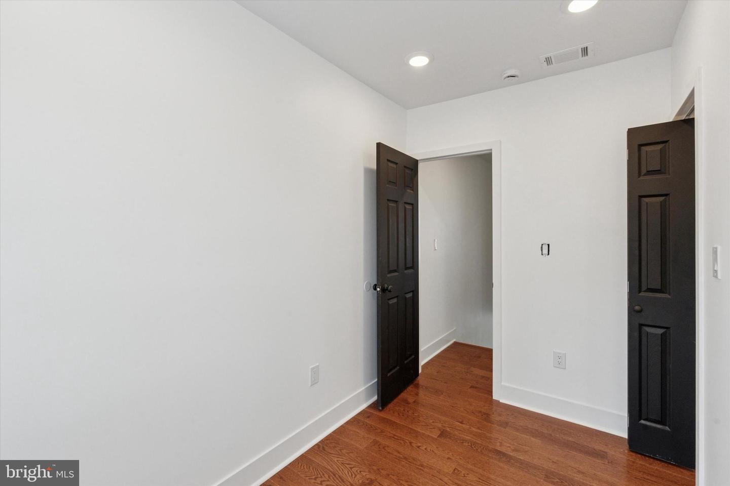 2538 W Oakdale St Property Photo 12