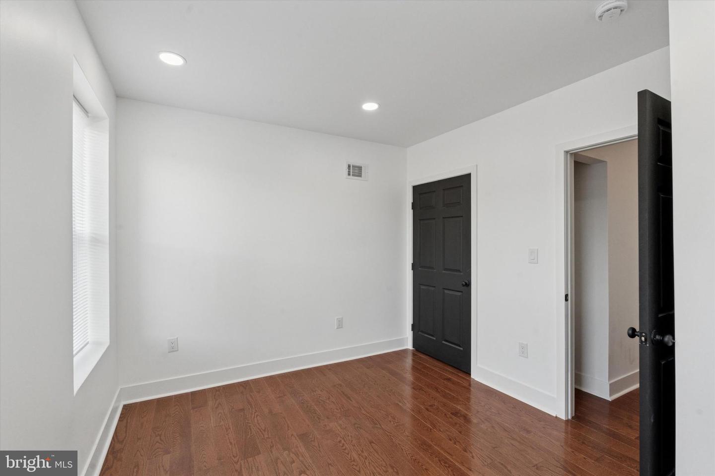 2538 W Oakdale St Property Photo 16