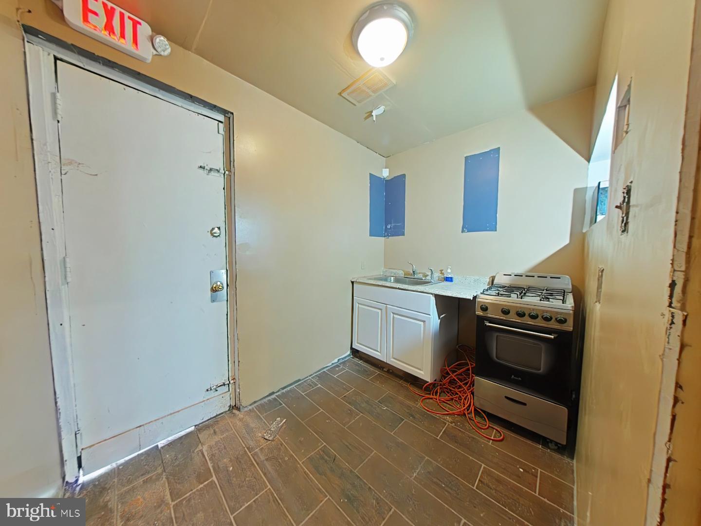 2045 W Toronto St Property Photo 8