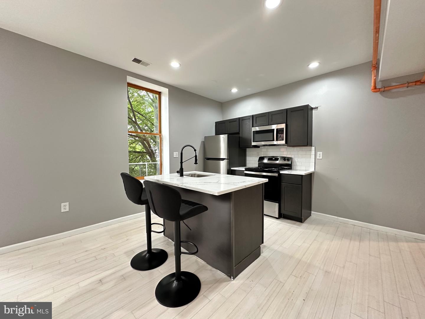 1919 W Diamond St #2 Property Photo 2