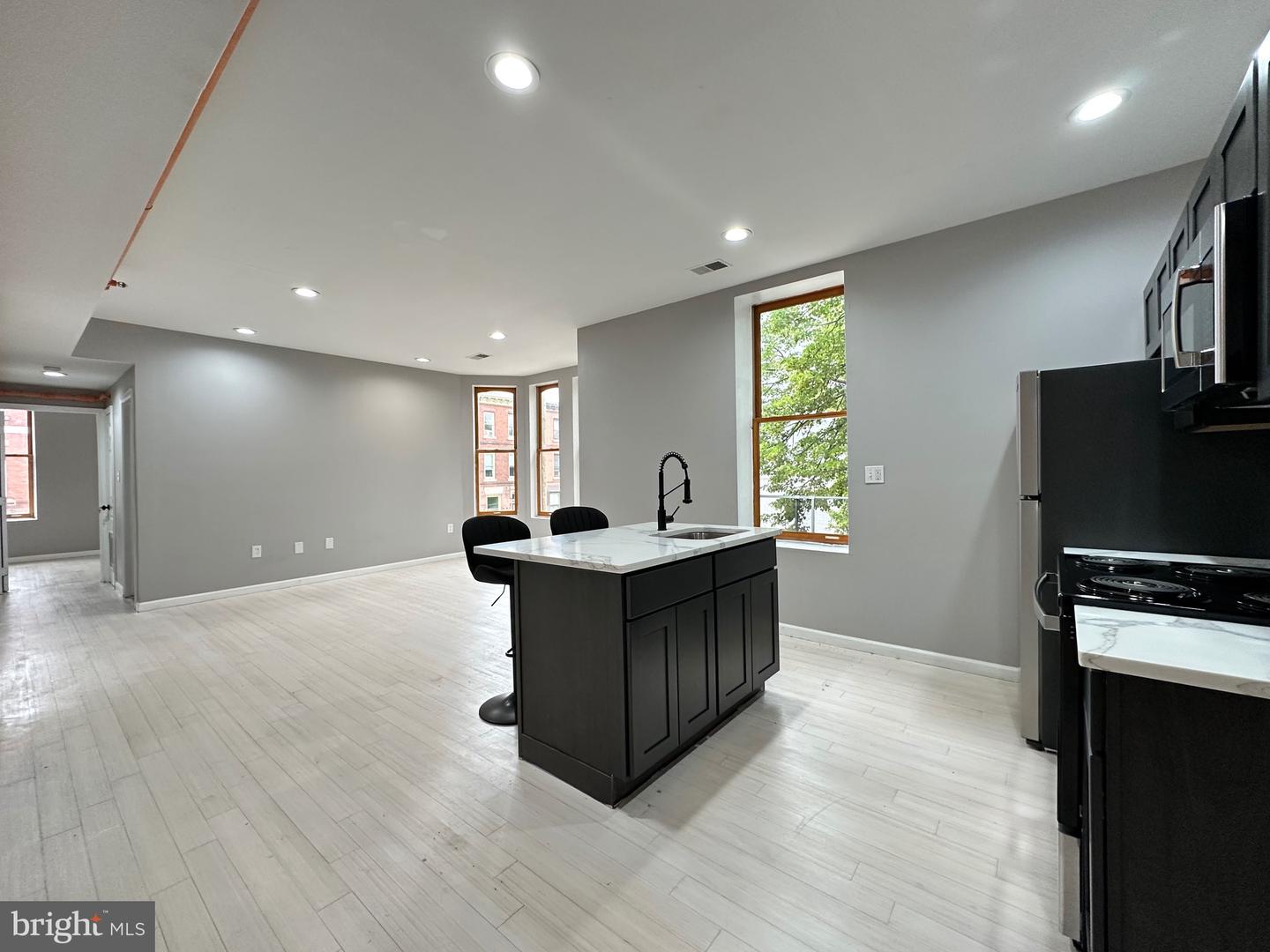 1919 W Diamond St #2 Property Photo 3