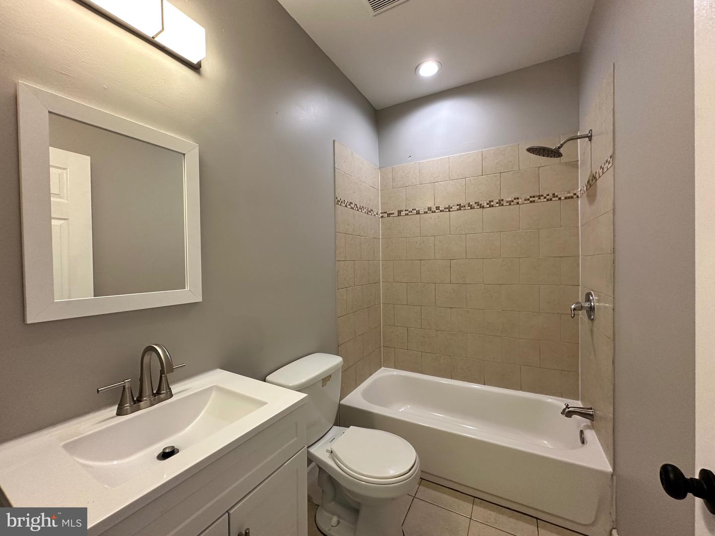 1919 W Diamond St #2 Property Photo 5