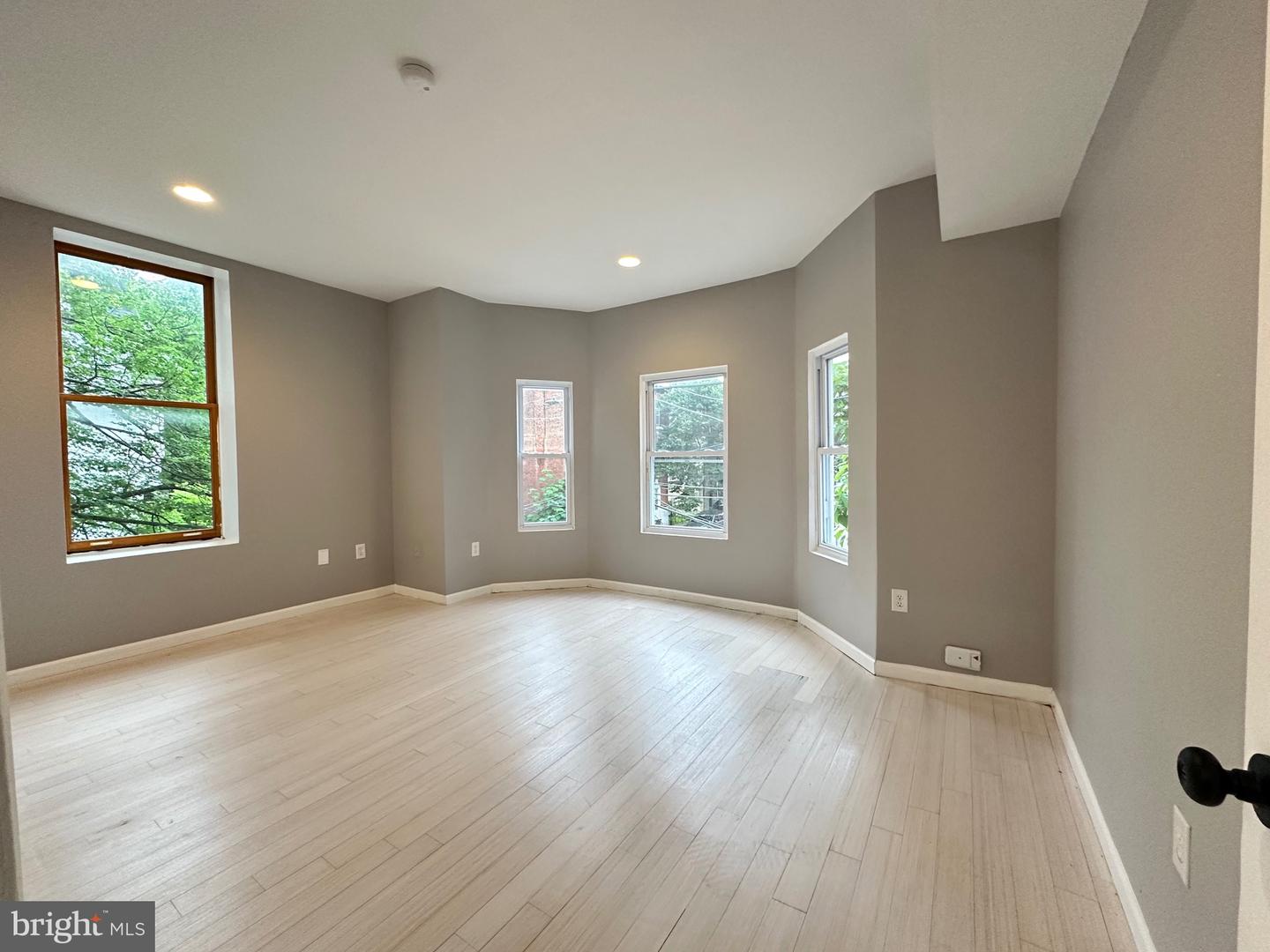 1919 W Diamond St #2 Property Photo 6