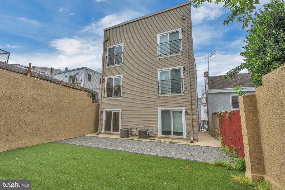 144 Levering St Property Photo 4