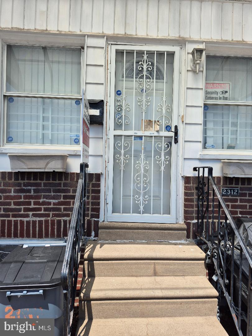2312 S BONSALL ST Property Photo 1