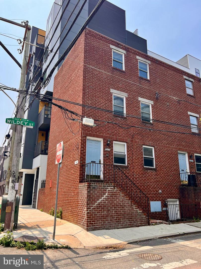304 W Wildey St Property Photo 1