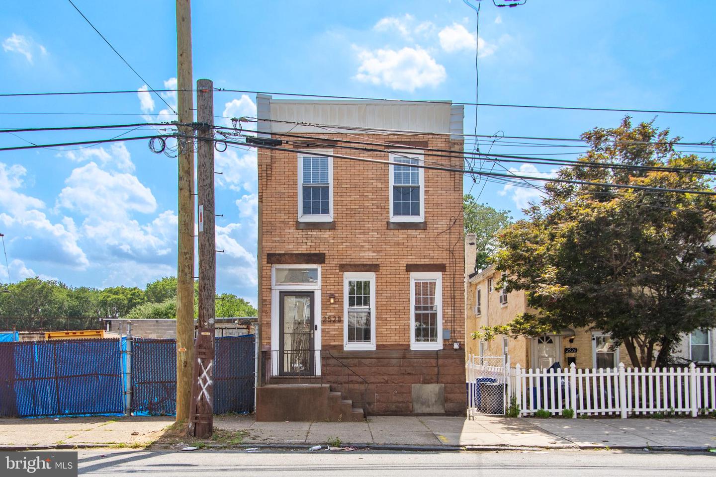 2528 E Somerset St Property Photo 1