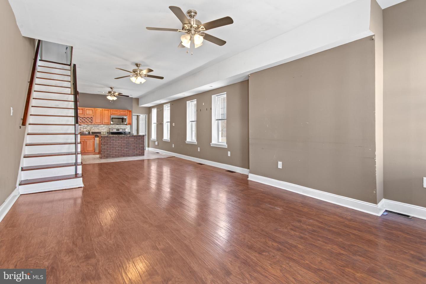 2528 E Somerset St Property Photo 2