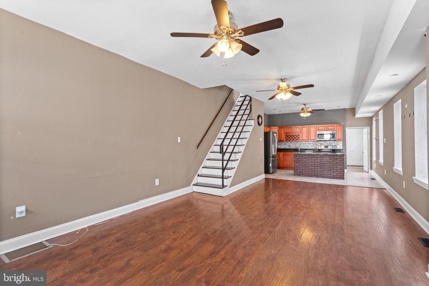 2528 E Somerset St Property Photo 3