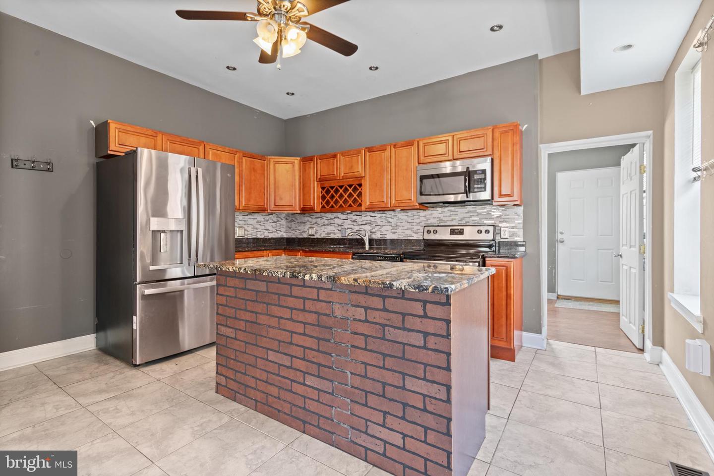 2528 E Somerset St Property Photo 4