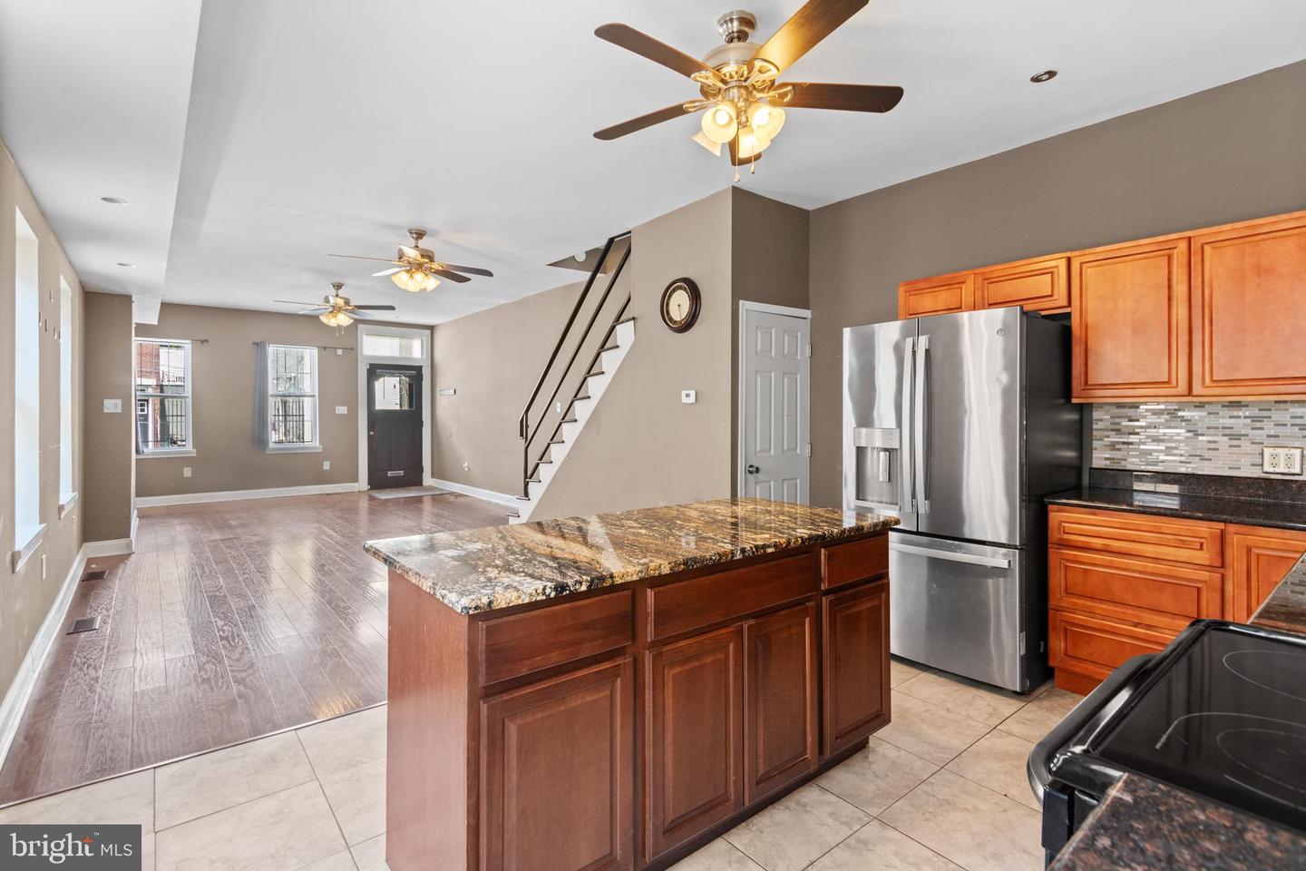 2528 E Somerset St Property Photo 5