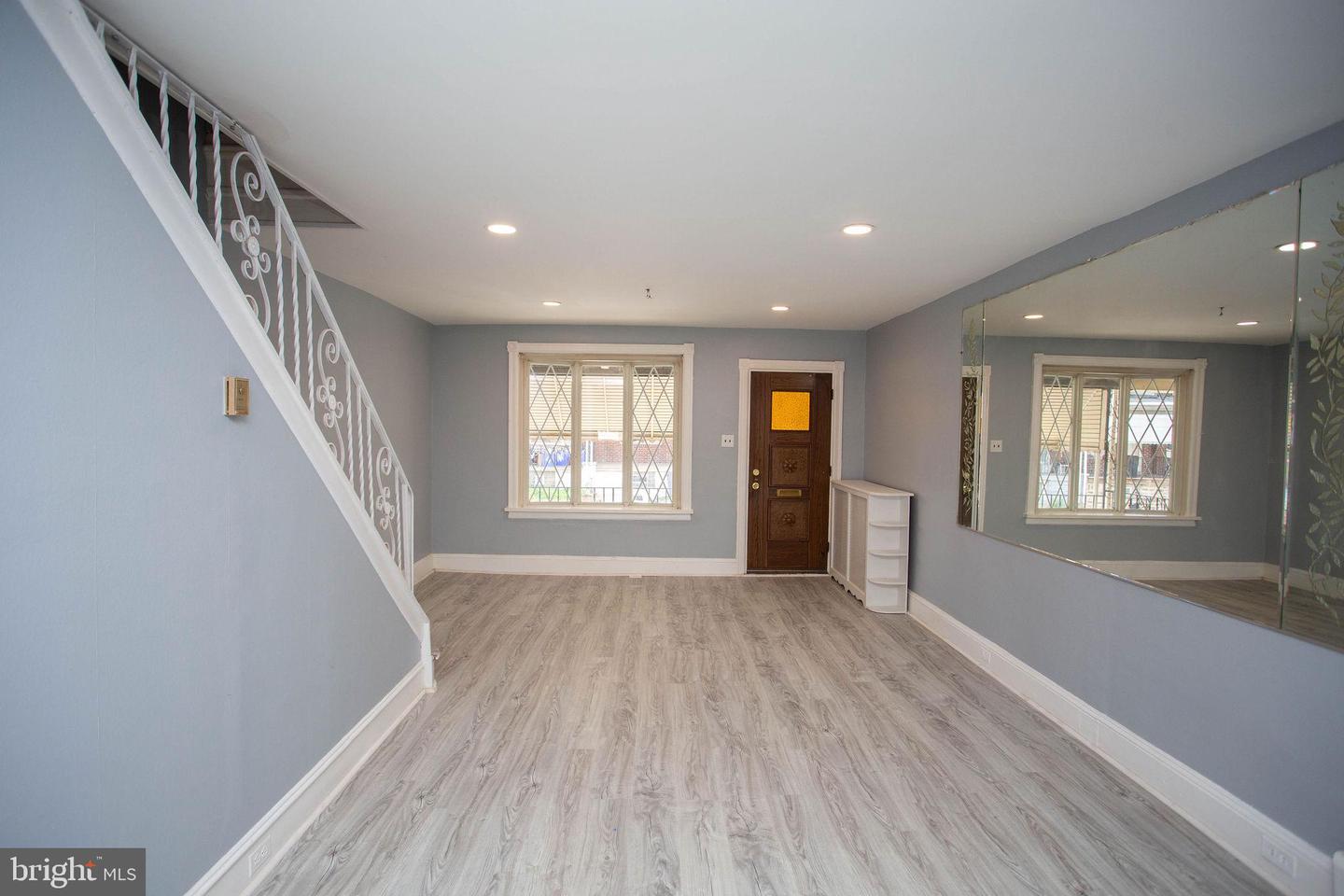 4066 Creston St Property Photo 4