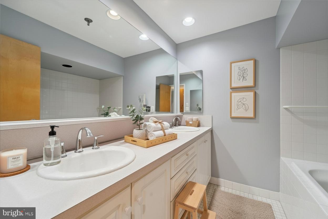 7 N Christopher Columbus Blvd #130 Property Photo 21