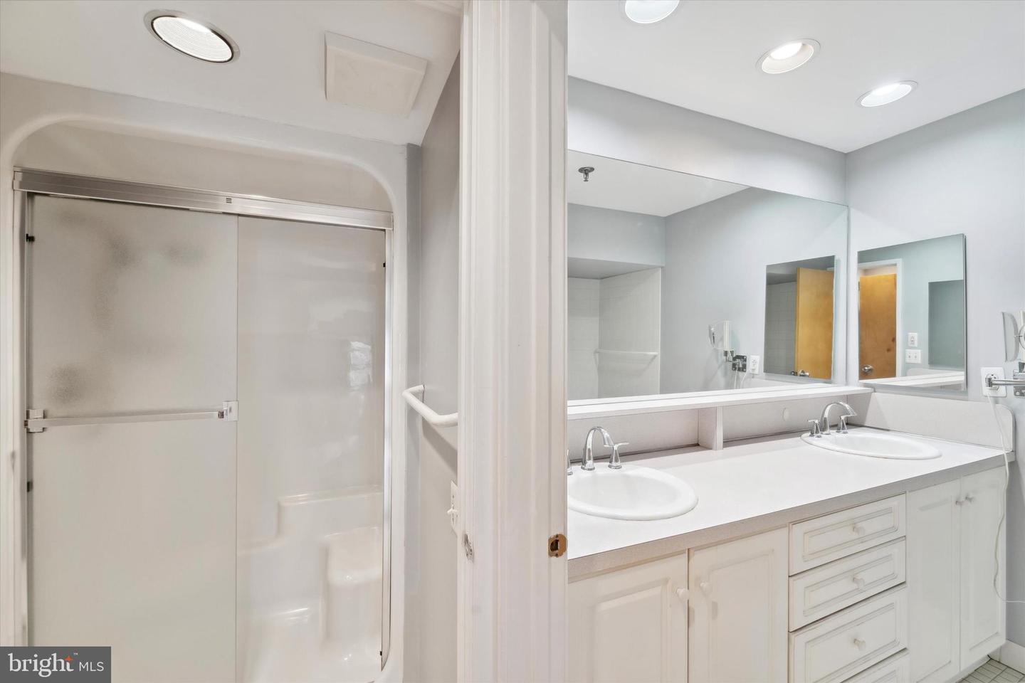 7 N Christopher Columbus Blvd #130 Property Photo 22