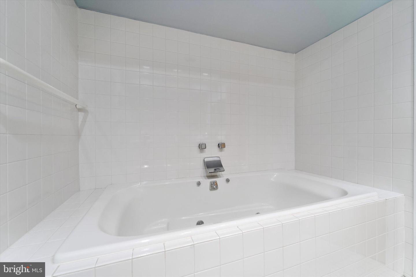 7 N Christopher Columbus Blvd #130 Property Photo 23