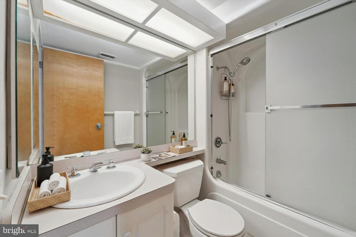 7 N Christopher Columbus Blvd #130 Property Photo 29