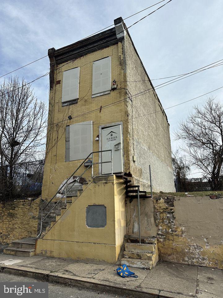 2025 E STERNER ST Property Photo 1