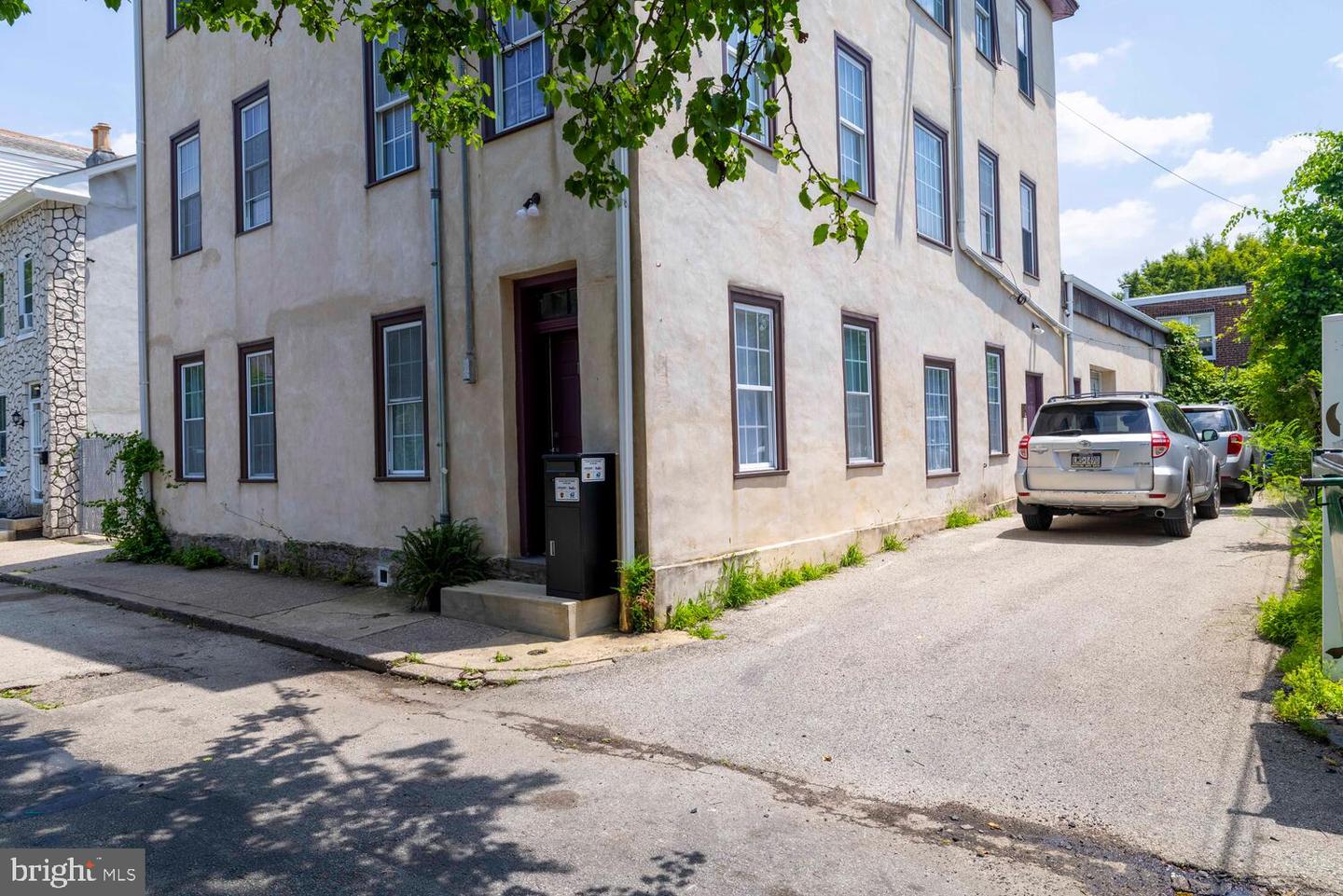 16 E Springer St Property Photo 3