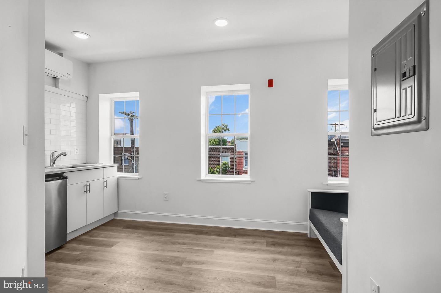 2046 E HUNTINGDON ST #3R Property Photo 1