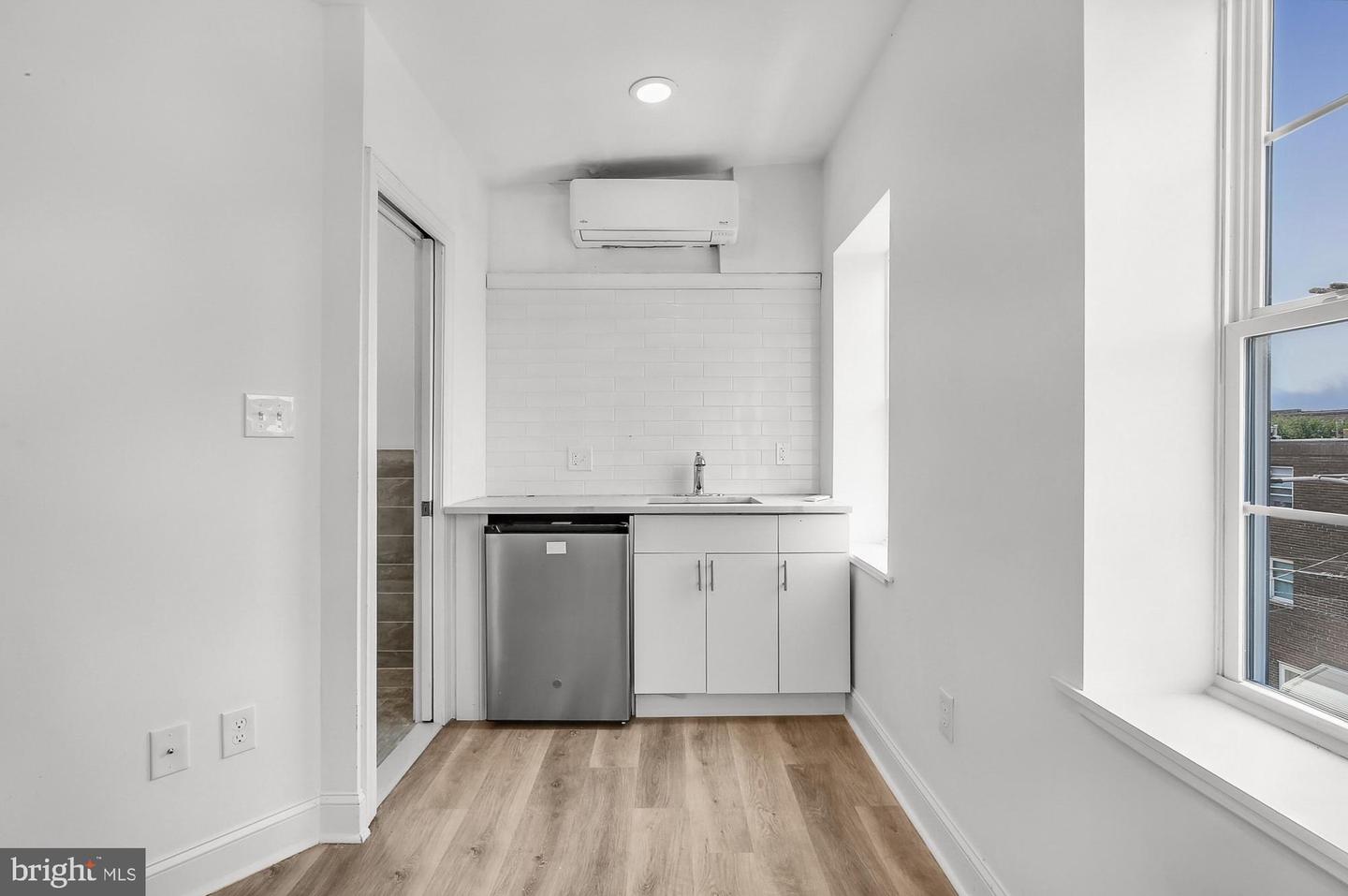 2046 E Huntingdon St #3r Property Photo 3