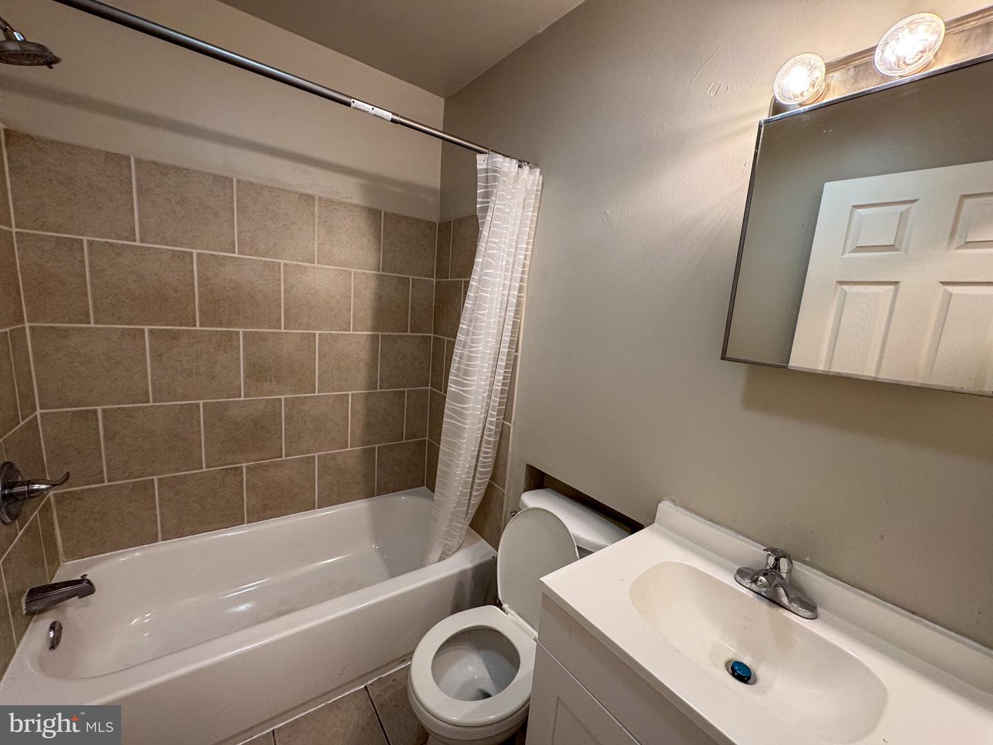 1615 W Westmoreland St Property Photo 5