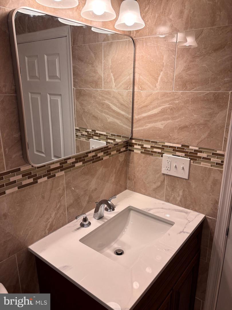6442 N Sydenham St Property Photo 44