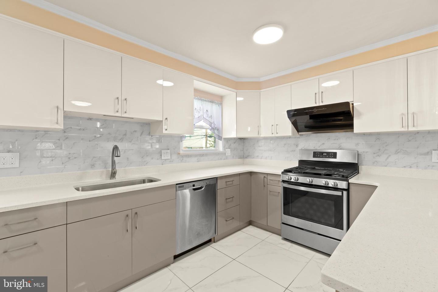 9028 Brous Ave Property Photo 10