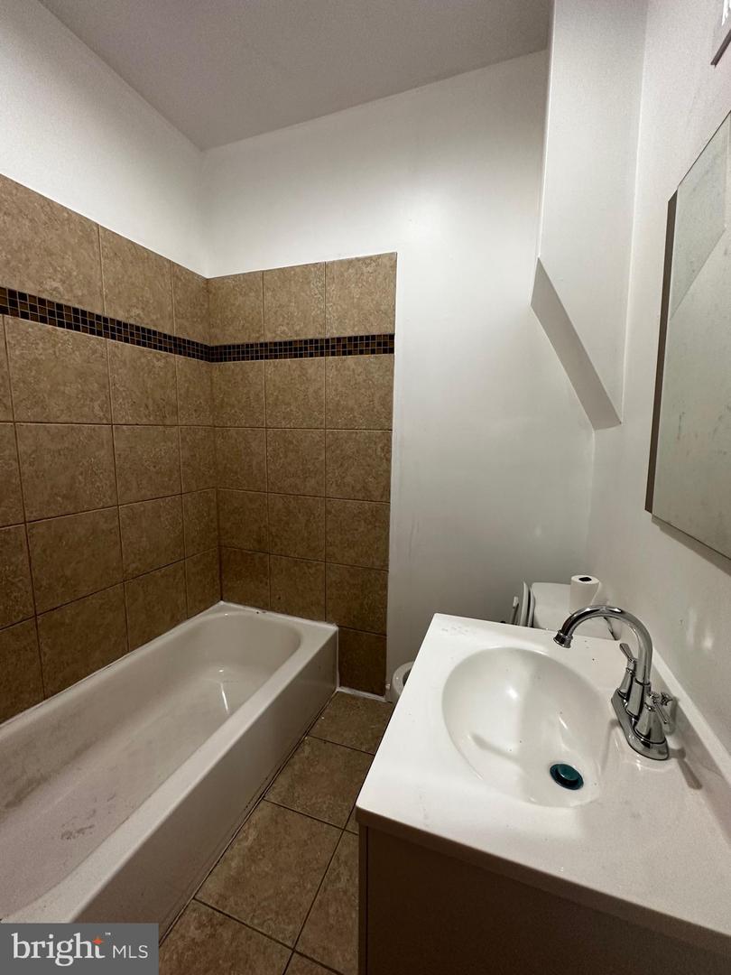 2256 N Sydenham St Property Photo 4