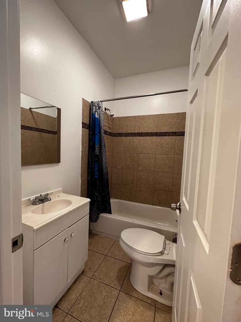 2256 N Sydenham St Property Photo 9